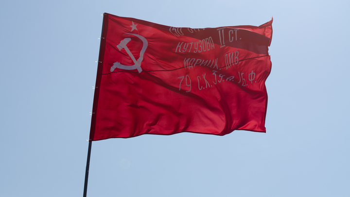 Каратели ВСУ расстреляли красный флаг, запущенный над ними в честь победы над фашистами