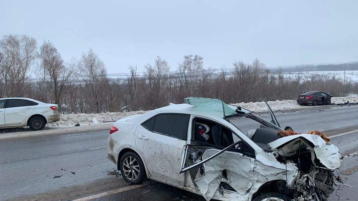 В Самарской области водитель иномарки погиб после столкновения с двумя автомобилями