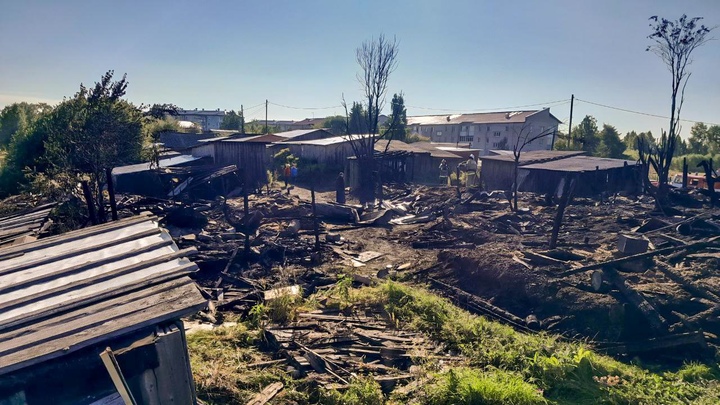 В Архангельской области огонь уничтожил несколько десятков хозпостроек: что известно о происшествии