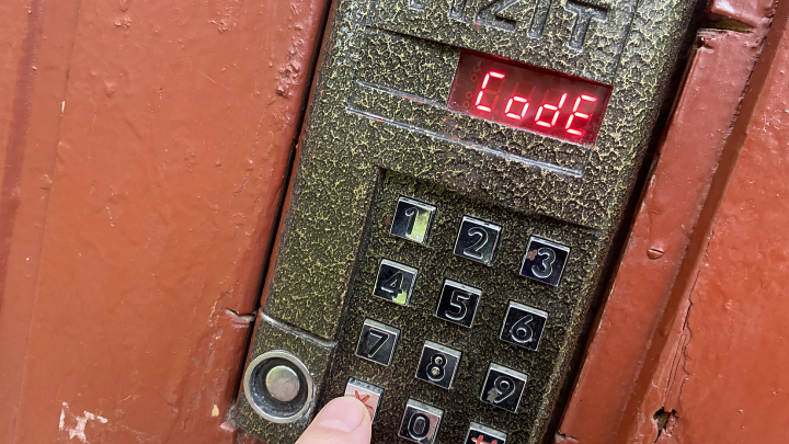 Замена ключей от домофона стоила москвичке 28 миллионов рублей