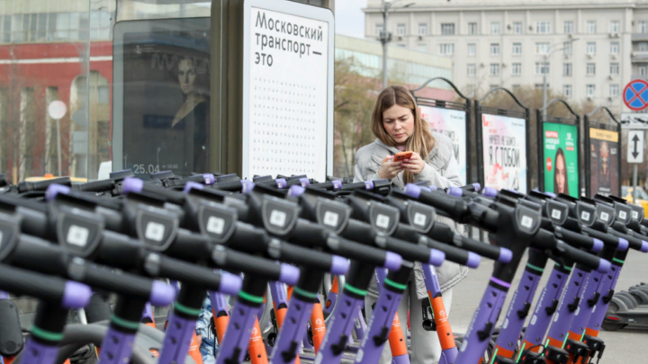 Наклейки на самокатах для аренды удивили даже экспертов: Гениальное мошенничество
