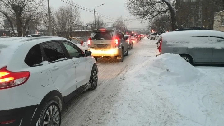 Челябинск парализовало снегопадом: город утонул в 10-балльных пробках