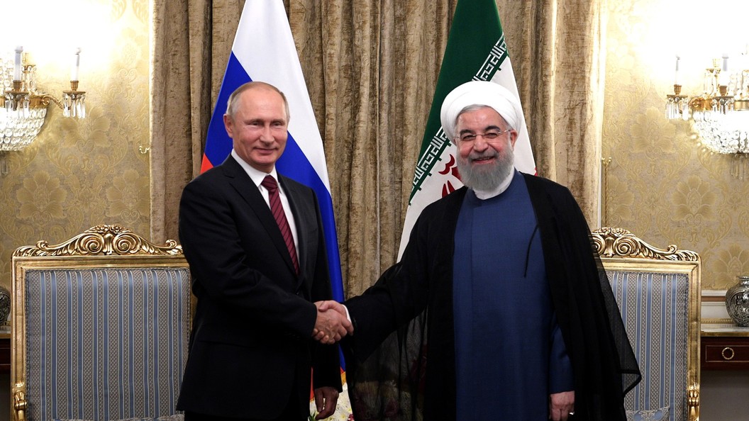 Президент Ирана тепло встретил Владимира Путина во дворце Саадабад Президент Ирана тепло встретил Владимира Путина во дворце Саадабад