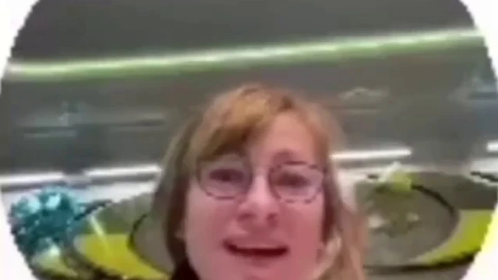 «На торт вонючий не хватит»: бывшая народная избранница устроила скандал из-за скромного новогоднего сбора