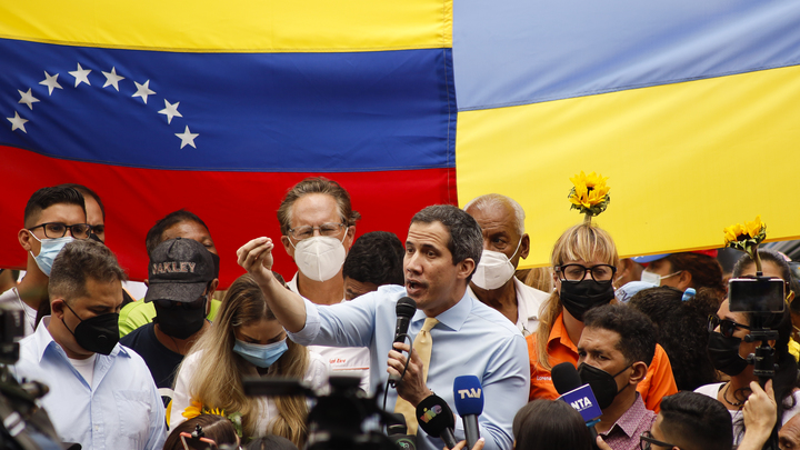 Самозванец Хуан Гуайдо пешком ушёл в Колумбию