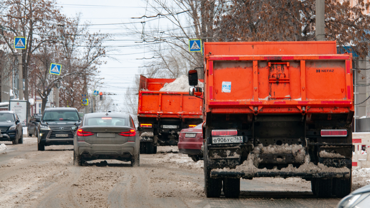 Легковушка и КАМАЗ: в автомобильной аварии погибли пять молодых людей
