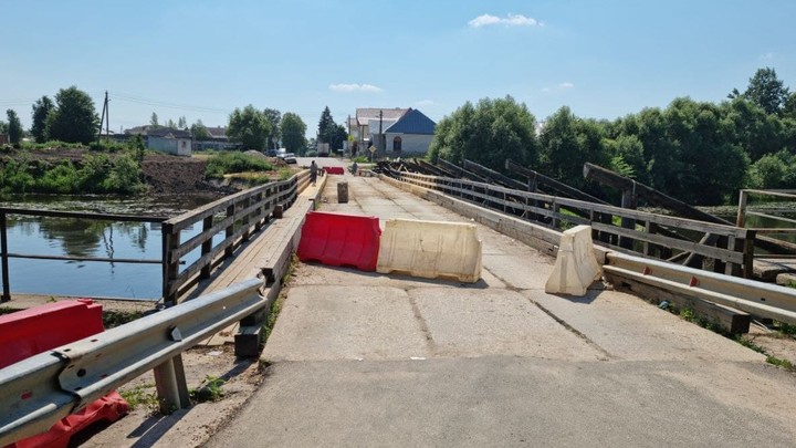 В Холуе из-за угрозы обрушения закрыли движение транспорта по мосту через Тезу
