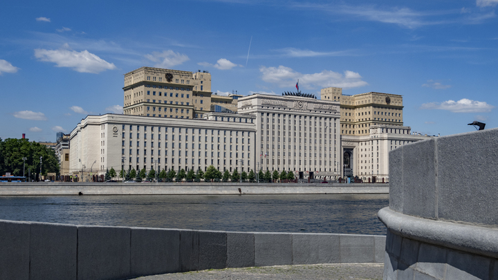 В Москве задержали мужчину за видеосъемку здания Минобороны во время налета беспилотников