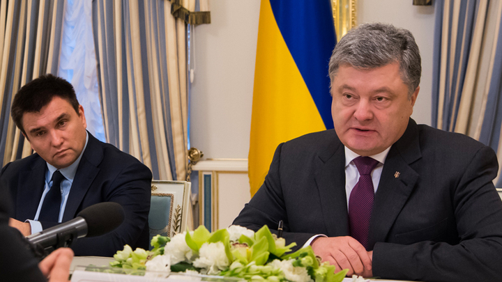 Украинских чиновников могут уволить за родственников в Крыму. Первыми на очереди – Порошенко и Климкин