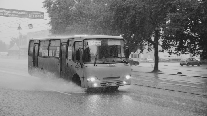Как тебе такое Илон Маск? В Саранске трактор убрал лужи с дороги
