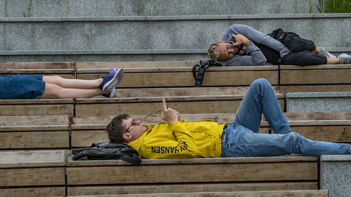 Врачи рассказали, за сколько часов до сна можно пользоваться гаджетами, чтобы не вредить здоровью