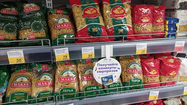 Двойник Макфы китайский Максим проиграл ей в суде: найди пять отличий