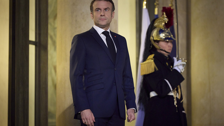 В голову ударило: Медведев диагностировал у Макрона недержание речи