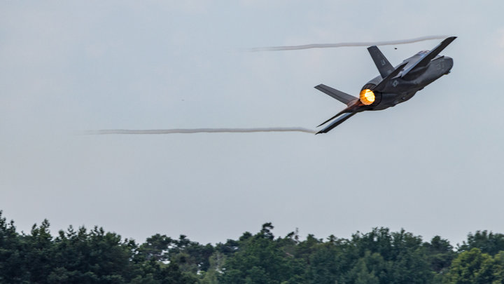 Игра в прятки пошла не по плану: Пилот НАТО отказался летать после встречи с русским Су-30. Такого в жизни итальянца ещё не было