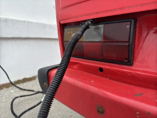 Грозит пожаром: эксперт объяснил опасность оставленных в автомобиле зарядников