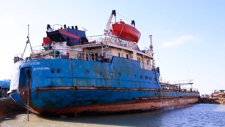 Ничего не закончилось: в порту Тамань обнаружили новые утечки мазута с танкера Волгонефть-239