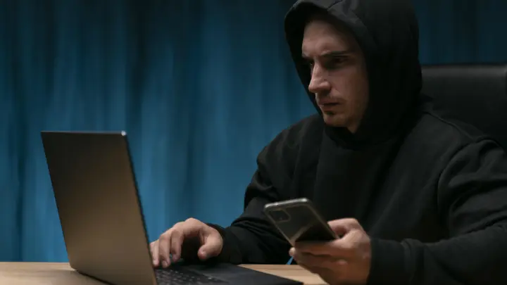 Новосибирцев предупредили о мошеннических рассылках от имени руководства МЧС