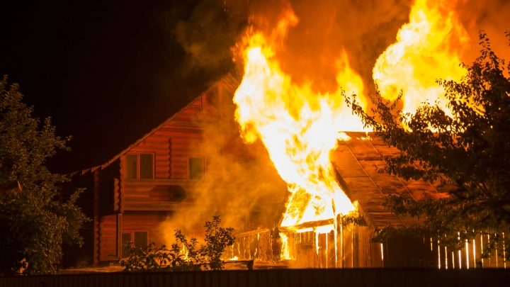 Огонь на фоне – пьяные кривляются: задержаны зумеры, снимавшие видео при пожаре на нефтебазе в Адлере