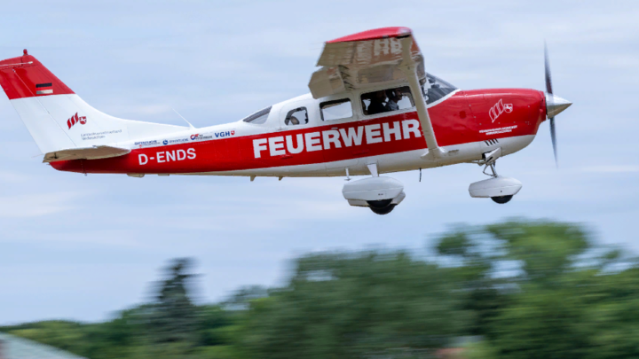 В Польше на ангар с людьми упал самолёт: Есть жертвы