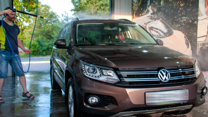 В Госдуме напомнили о гигантских штрафах за мойку машины в неположенном месте