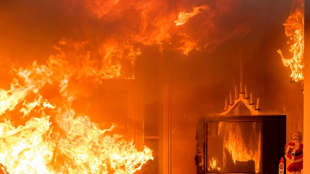 Сын поджег дом. Пожар фото. Женщину которая подожгла дом с детьми. Мать облила сына бензином и подожгла. Сожженные дома.