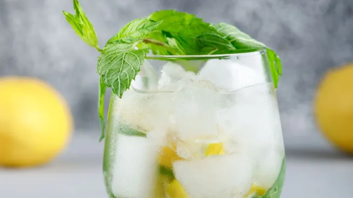 Учёные: любители воды из бутылок получают до 90 тысяч частиц микропластика в год