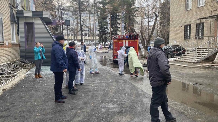 Из горбольницы N 2 в Челябинске, где прогремел взрыв, эвакуируют пациентов