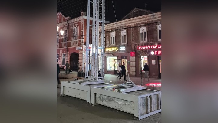 Почему иллюминация на Кировке такая суровая