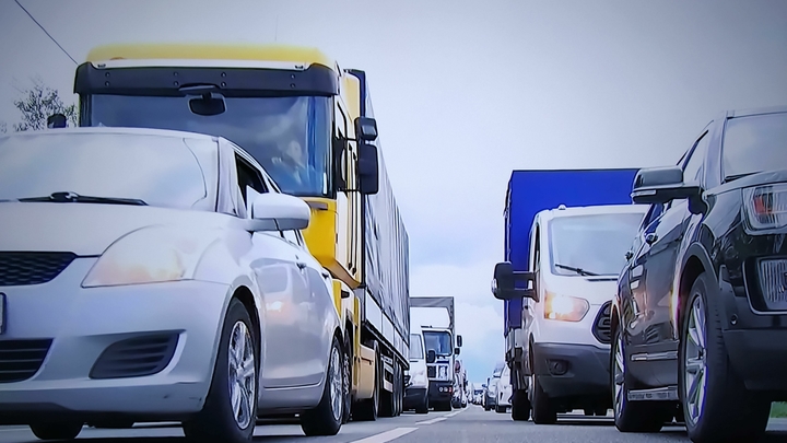 Запишут в разряд шикующих: Автовладельцев изумили налогом на машины дешевле 3 млн рублей