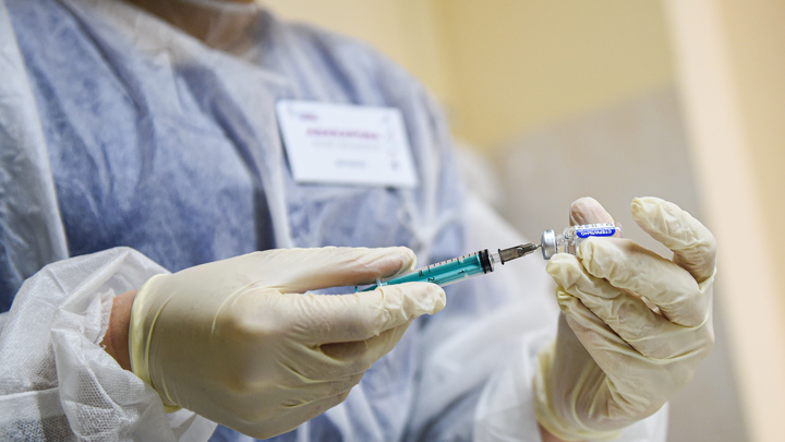 Упала в обморок в прямом эфире: В США медсестра не выдержала публичной вакцинации от COVID