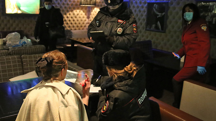 Ночные «облавы»: в Петербурге опечатывают бары и штрафуют посетителей