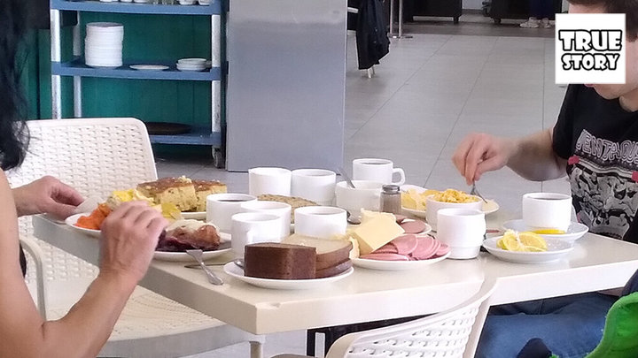 Блогер назвал шведский стол в отеле «Сочи парк» больничной едой