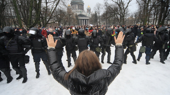 Двойной сбор: Пострадавшей на митинге Юдиной помогли закрыть два кредита, но адвокаты попросили еще