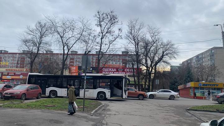 Водитель автобуса в Ростове резко затормозил и уронил пассажира