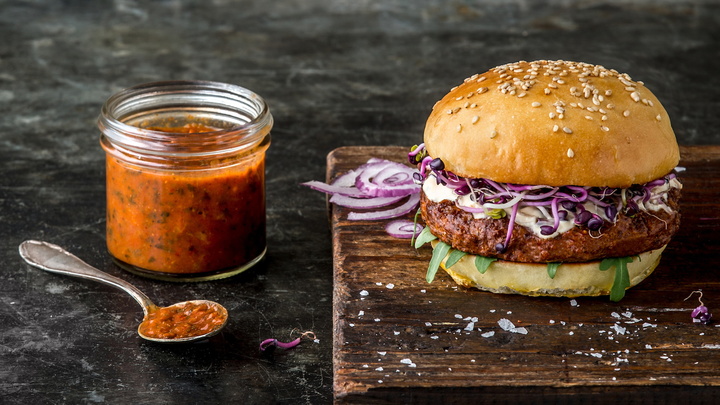 Вместо мяса - сушёные тараканы. Испанка показала, чем теперь забиты магазины Европы