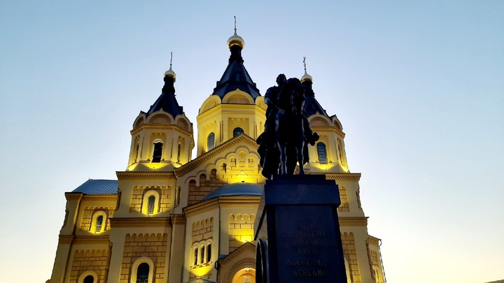 В Нижнем Новгороде девушки сфотографировались на фоне собора в футболках со скабрезными надписями