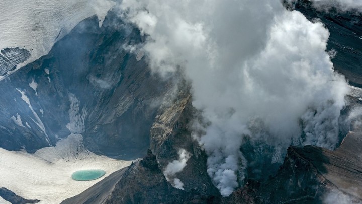 ЧП на Камчатке: Облёт территории не дал результатов, вертолёт с 19 туристами не найден - губернатор