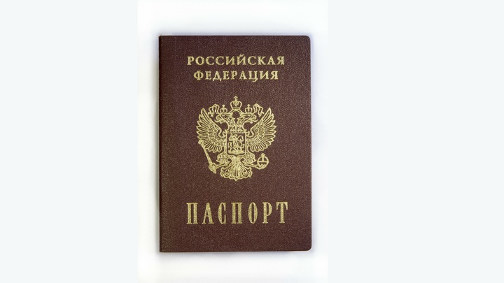 Сотни копий паспортов разметало по полю в Башкирии