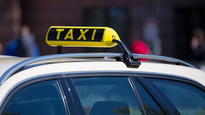 У нас не останется альтернативы: Рижские таксисты вступились за Яндекс. Такси