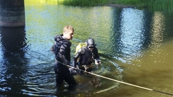 В Шуе из реки Тезы водолазы достали труп утонувшего молодого парня