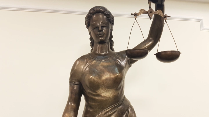 Справила нужду у стен Казанского собора и выложила в Сеть: петербурженку будут судить за оскорбление чувств верующих