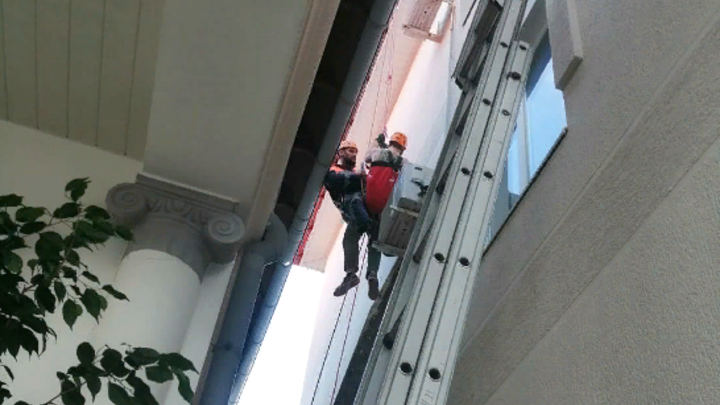 В Геленджике парень сорвался с крыши частного дома на соседнее здание