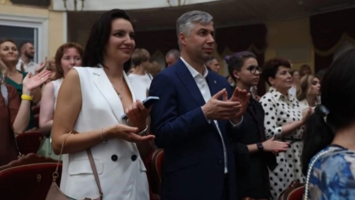 Сити-менеджер Ростова Алексей Логвиненко спрятал свою спутницу с сумкой от Valentino