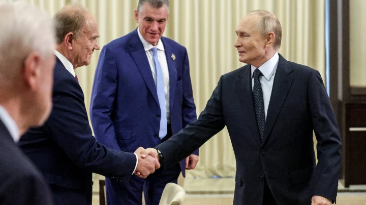 Ъ раскрыл, что несколько часов главы фракций взвешивали на встрече с Путиным