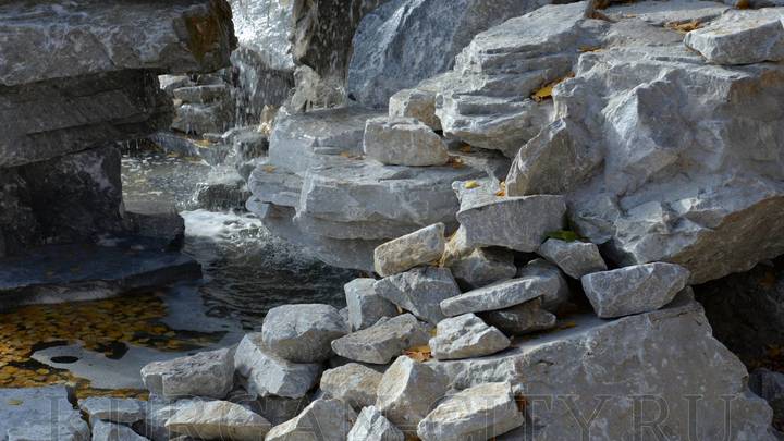 В сквере Кургана сделали водопад в скале из белого мрамора