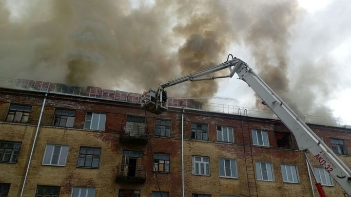 В Коврове горит многоэтажный дом, площадь пожара 1500 квадратных метров, эвакуировано 29 человек