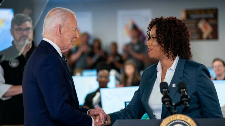 Байден переполошил Белый дом. Провал на дебатах вынудил сотрудников собраться на обсуждение здоровья президента