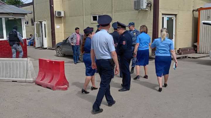 25 мигрантов с Хилокского рынка отвезли в военкоматы Новосибирска