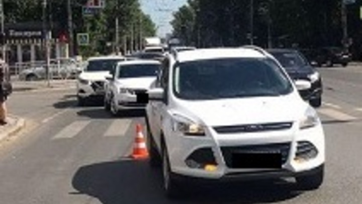 Девушка на дорогой иномарке отправила в больницу пожилую пассажирку Ларгуса