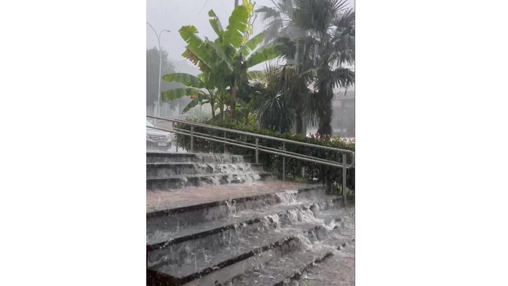 Стихия надвигается на Сочи, в Лазаревском уже идёт сильный дождь